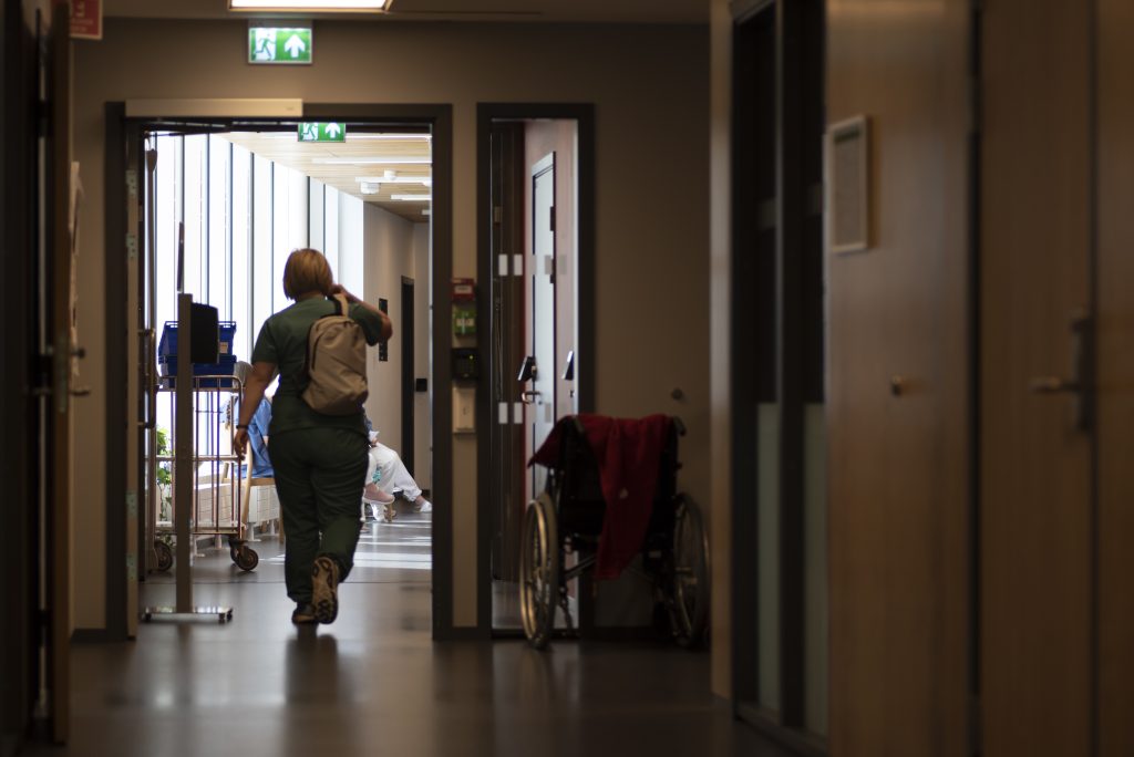 Helsefagarbeider i korridor. foto