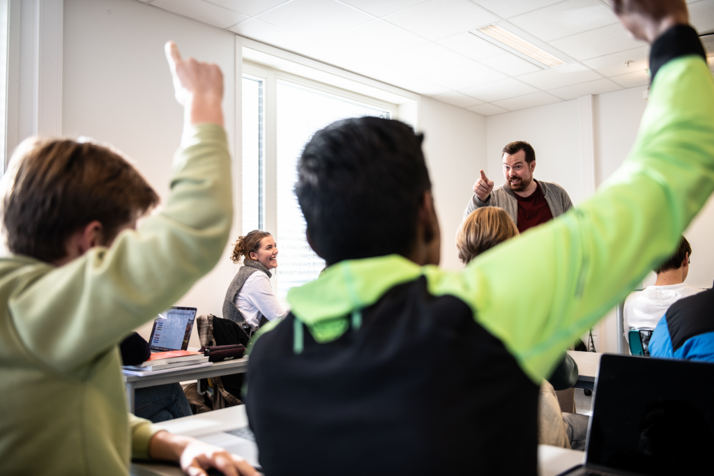 Elever og lærer i klasserom. foto