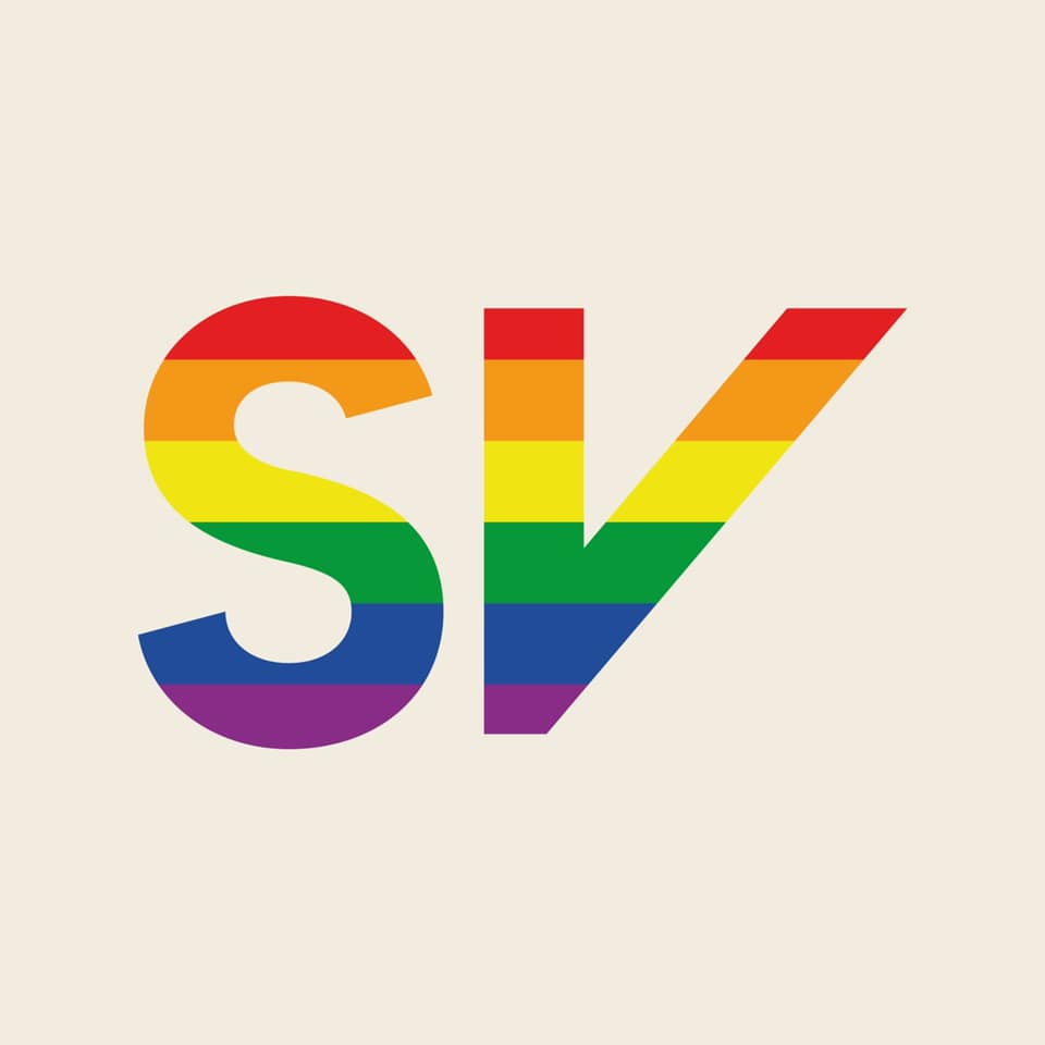 SV logo i regnbuefarger