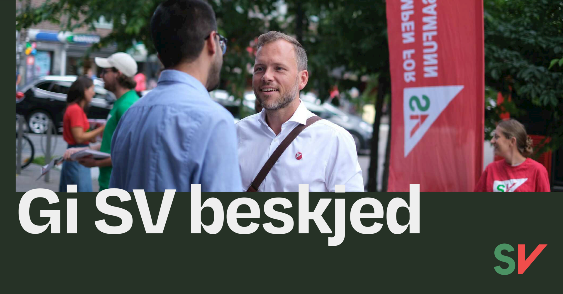 Gi SV beskjed - Audun Lysbakken foran SV beachflagg. tekst og foto