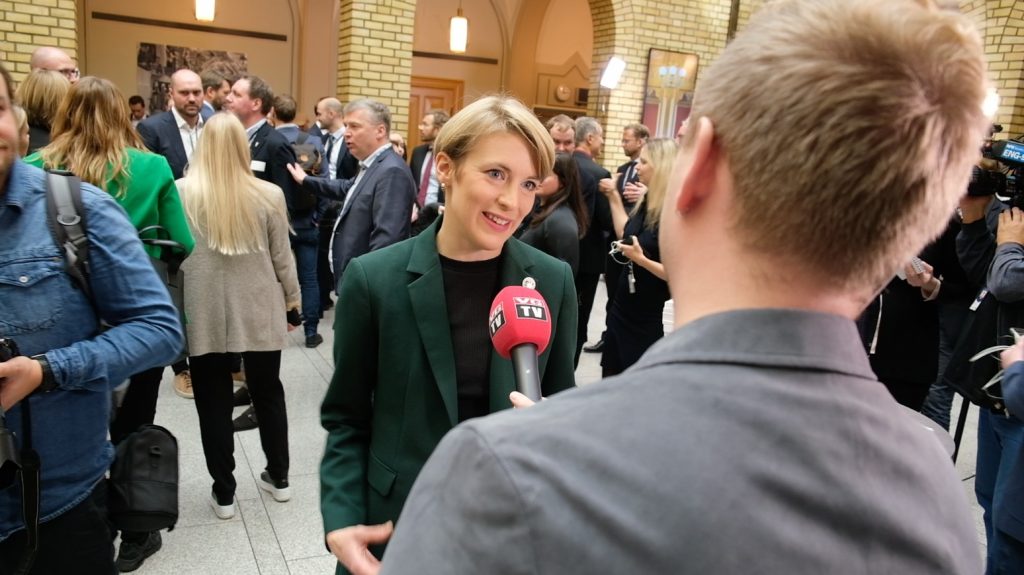 Kari Elisabeth Kaski snakker med journalist. Foto