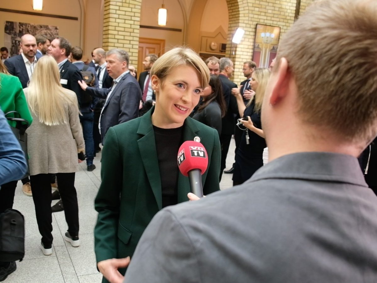Kari Elisabeth Kaski snakker med journalist. Foto