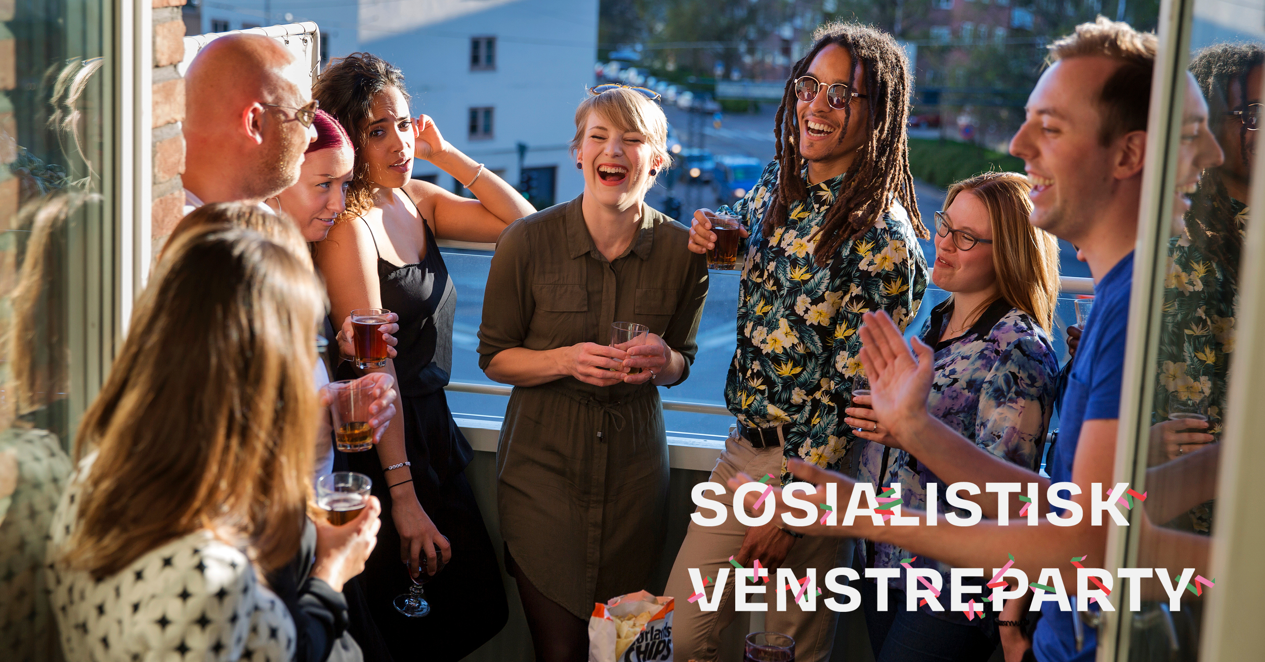 Sosialistisk Venstreparty - Kari Elisabeth Kaski på fest med en gruppe folk. tekst over foto