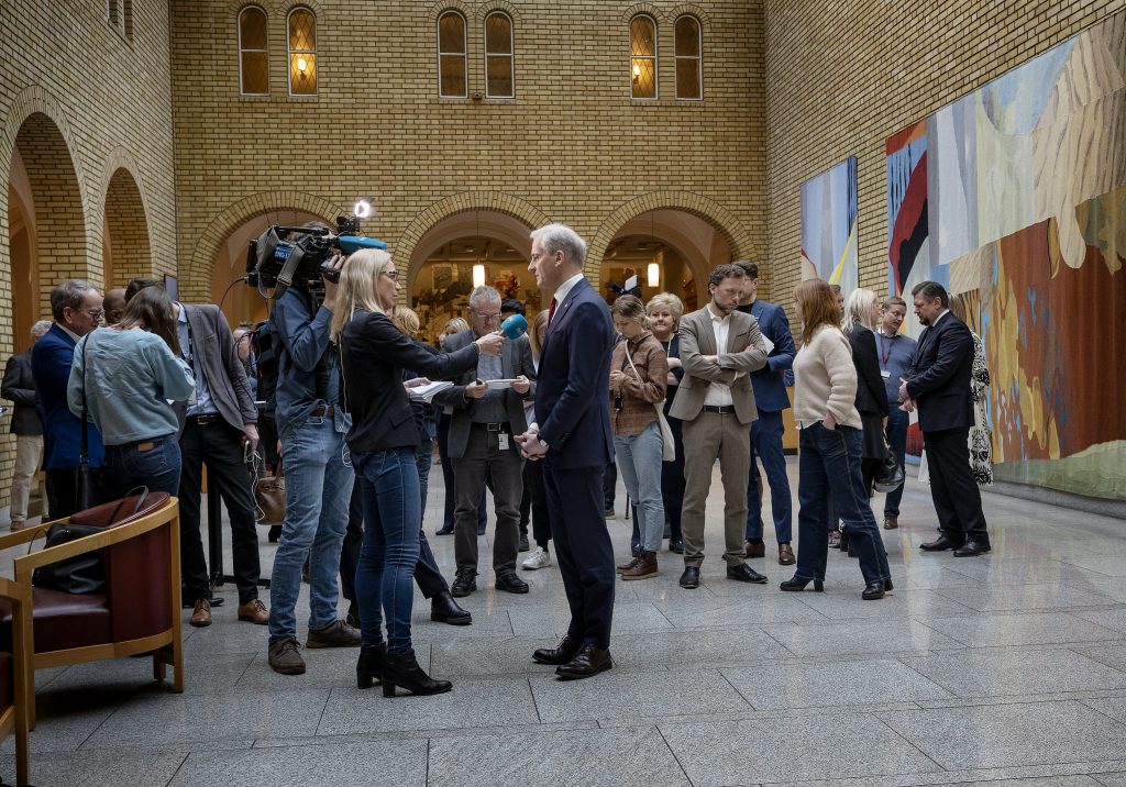 Kirsti Bergstø og Jonas Gahs Støre intervjues i vandrehallen. foto