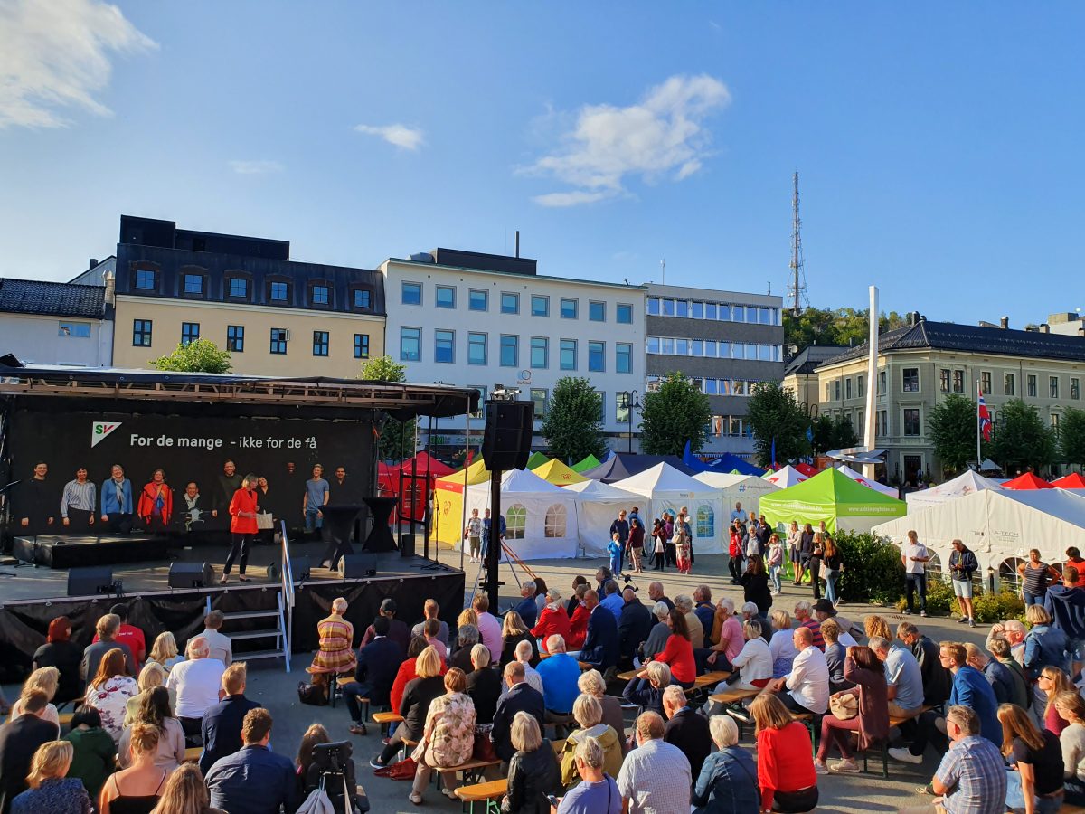 Sv scene og forsamling. foto