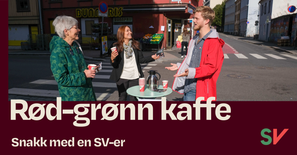 "Rød-grønn kaffe. Snakk med en SV-er" Bilde av en SV-politiker som snakker med velgere som drikker kaffe. Fire personer står rundt et grønt Tre personer, med SV-kopper og en kaffekanne. Bilde med tekst. Last ned bildet for å bruke som Facebook-banner.