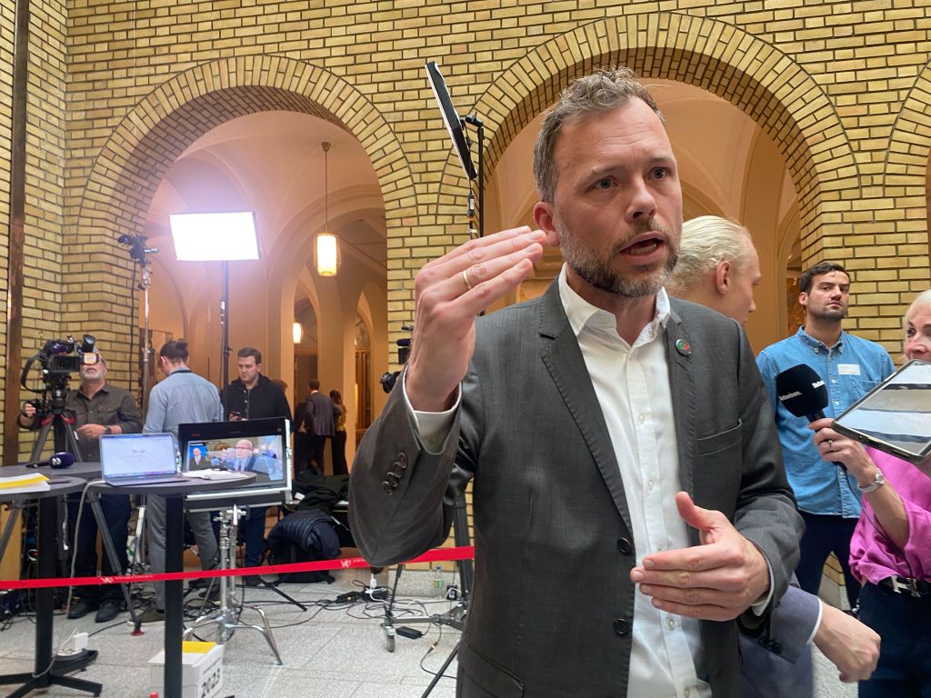 Bilde: Audun Lysbakken snakker med journalister i vandrehallen på Stortinget