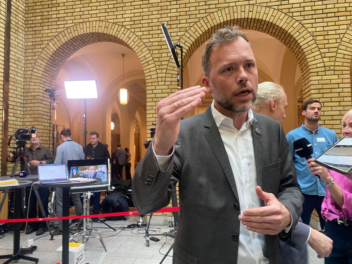 Audun Lysbakken i vandrehallen på Stortinget