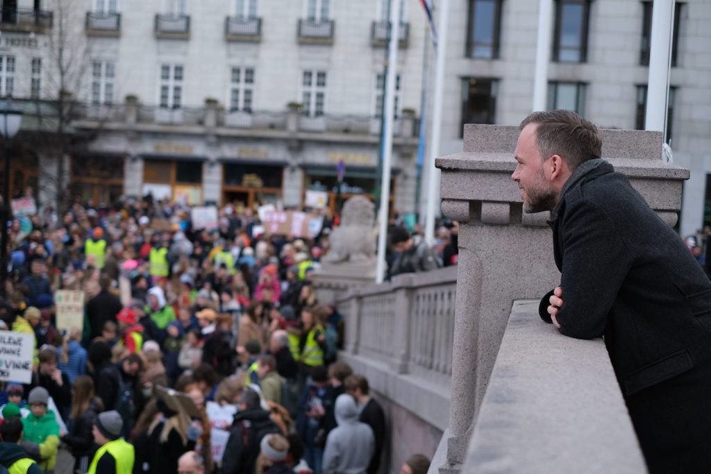 Audun Lysbakken ser utover Eidsvoll plass