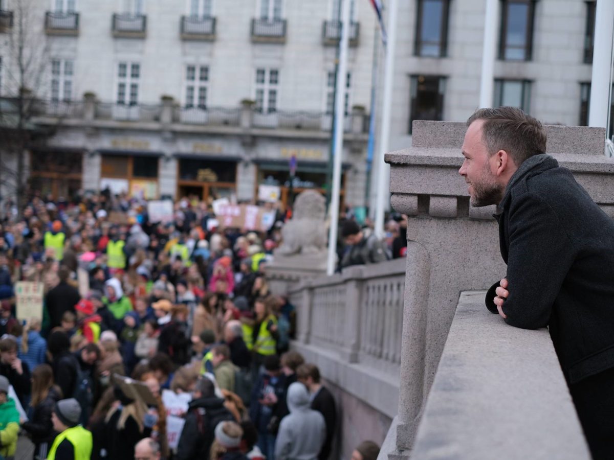 Audun Lysbakken ser utover Eidsvoll plass