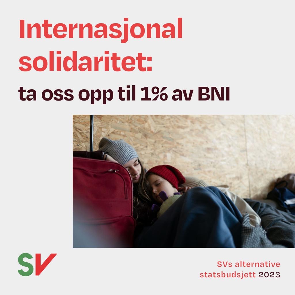 "Internasjonal solidaritet: ta oss opp til 1% av BNI" Bilde av to unge barn som ligger og sover på en koffert, med jakker over seg som dyner. 