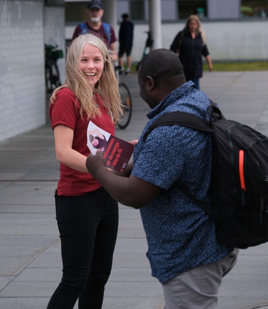 Kirsti Bergstø deler ut løpesedler. foto