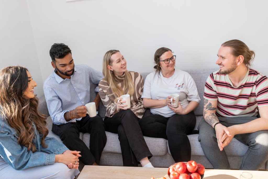 Mennesker i sofa. foto