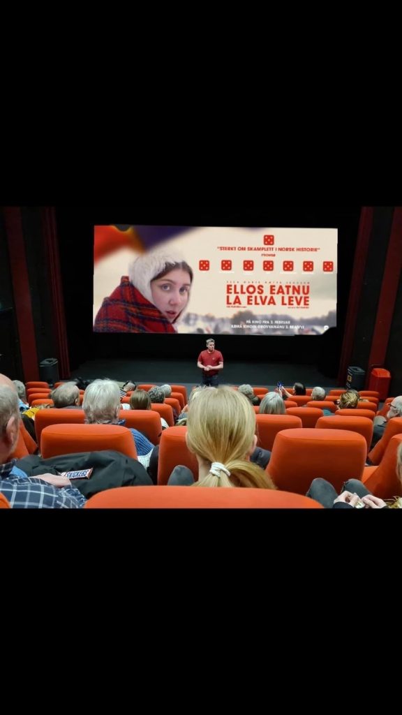 La elva leve vises på kino for folk. foto