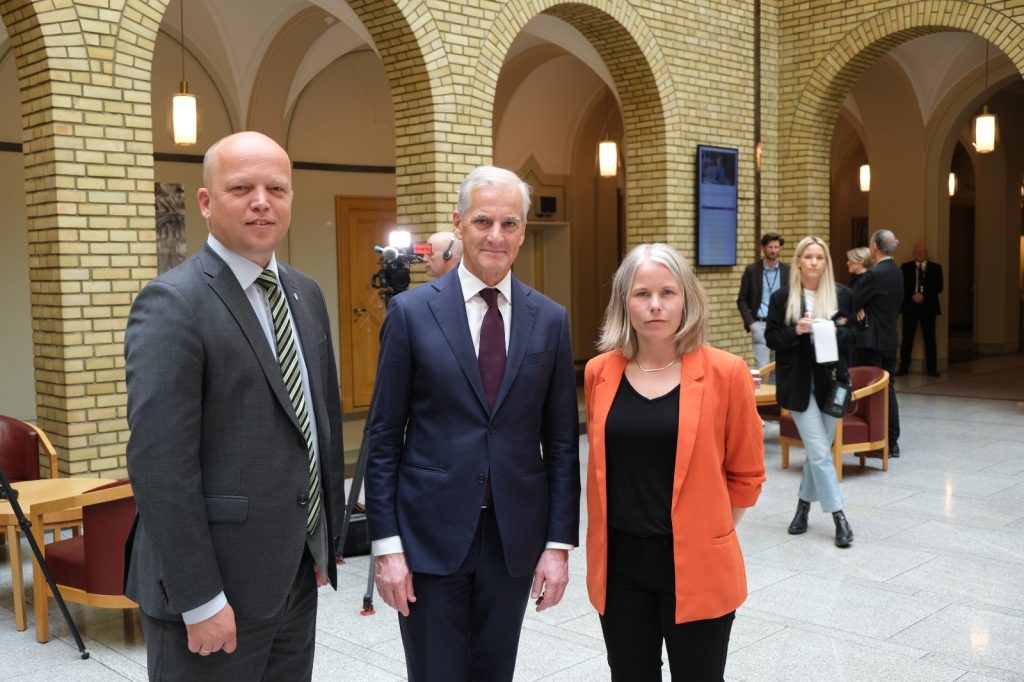 Trygve Slagsvold Vedum, Jonas Gahr Støre, Kirsti Bergstø i vandrehallen. foto