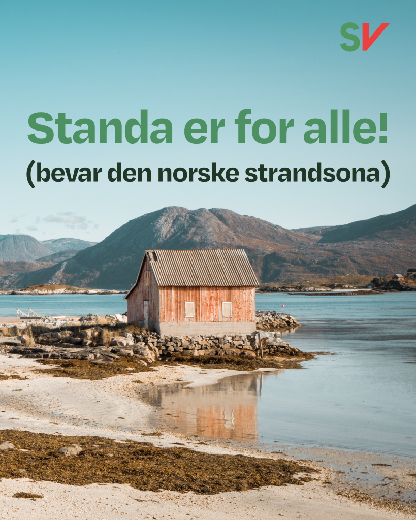 Stranda er for alle! (Bevar den norske strandsona) - Grønn tekst på fotografi av et naust i strandkanten, SV-logo.
