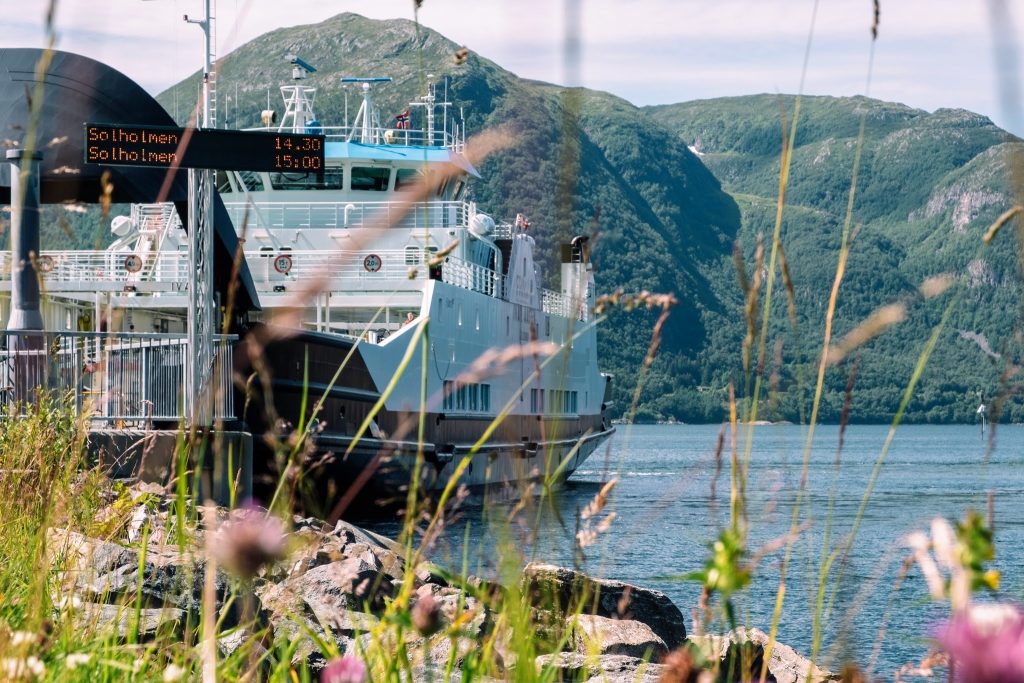 Elektrisk ferge i fjord. foto