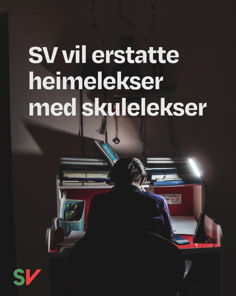 SV vil erstatte heimelekse med skulelekser - Hvit tekst på fotografi av kvinne som sitter ved en overfylt pult, SV-logo.