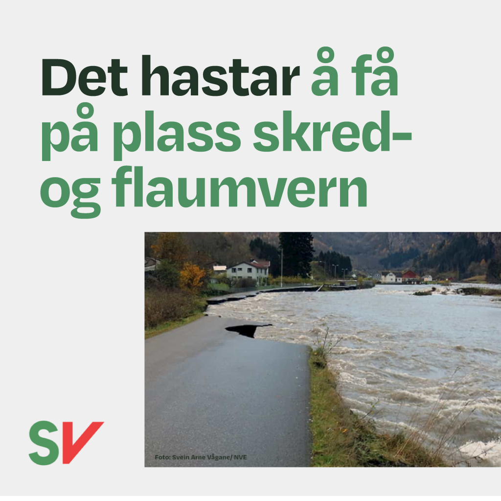 Det hastar å få på plass skred- og flaumvern - Grønn tekst på hvit bakgrunn. Fotografi av flom over veien, SV-logo. Fotografi.