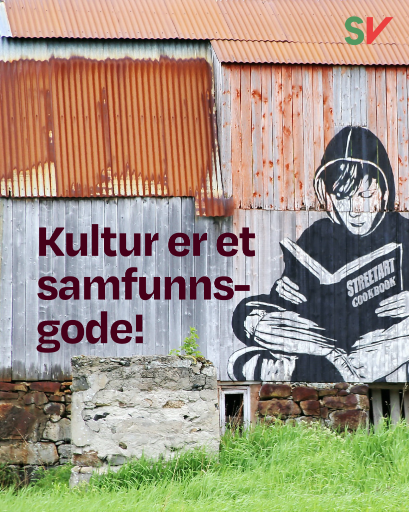 Kultur er et samfunnsgode! - Rød tekst på fotografi av et gammelt hus med maleri av en gutt som leser "Streetart cookbook", SV-logo