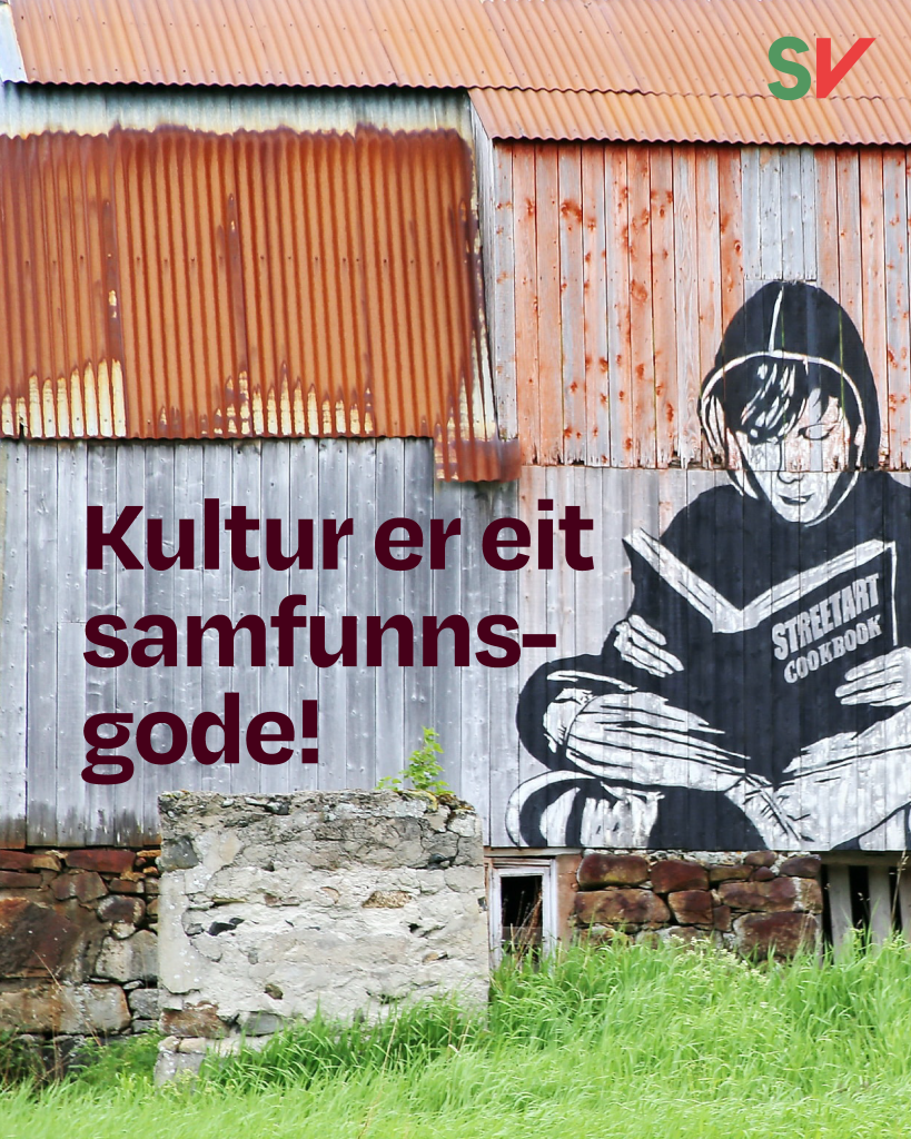 Kultur er eit samfunnsgode! - Rød tekst på fotografi av et gammelt hus med maleri av en gutt som leser "Streetart cookbook", SV-logo