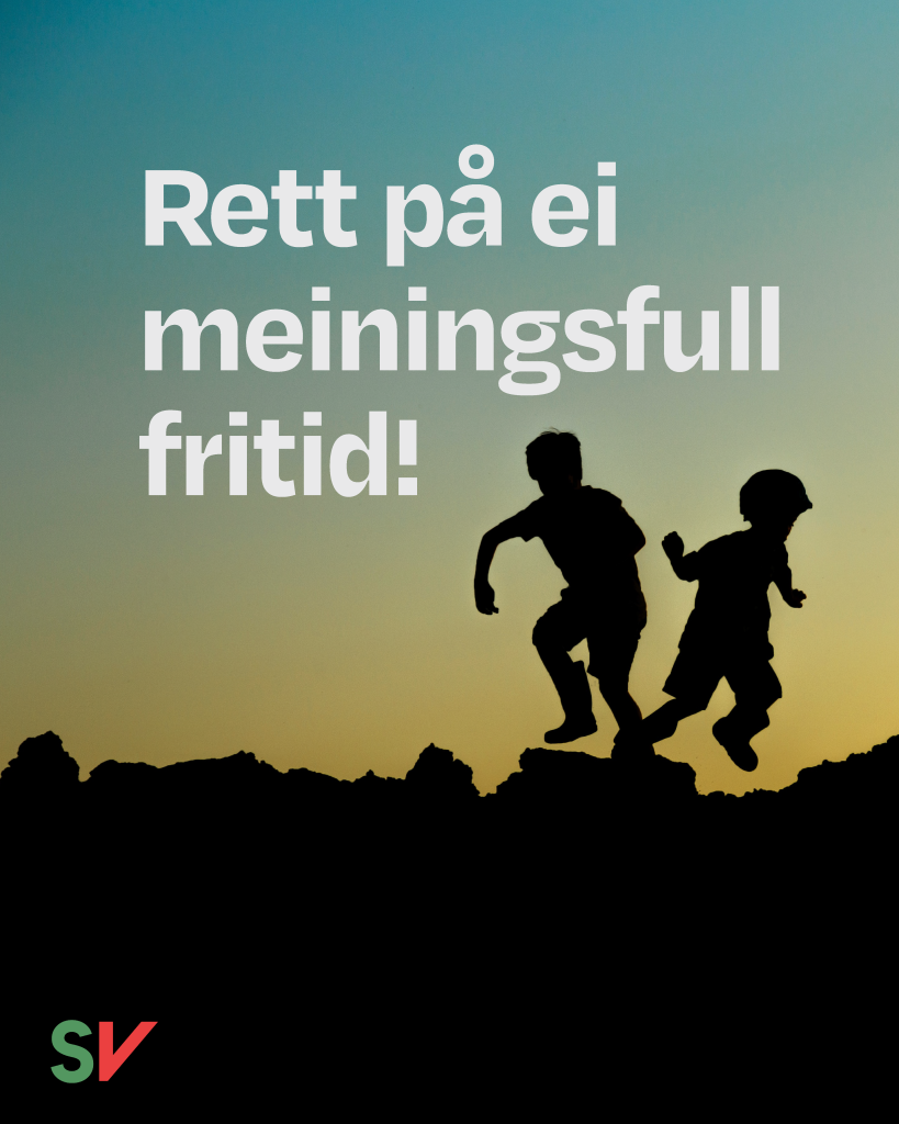 Rett på ei meiningsfull fritid! - Hvit tekst over mørkt siluettillustrasjon av barn som leker i naturen, SV-logo