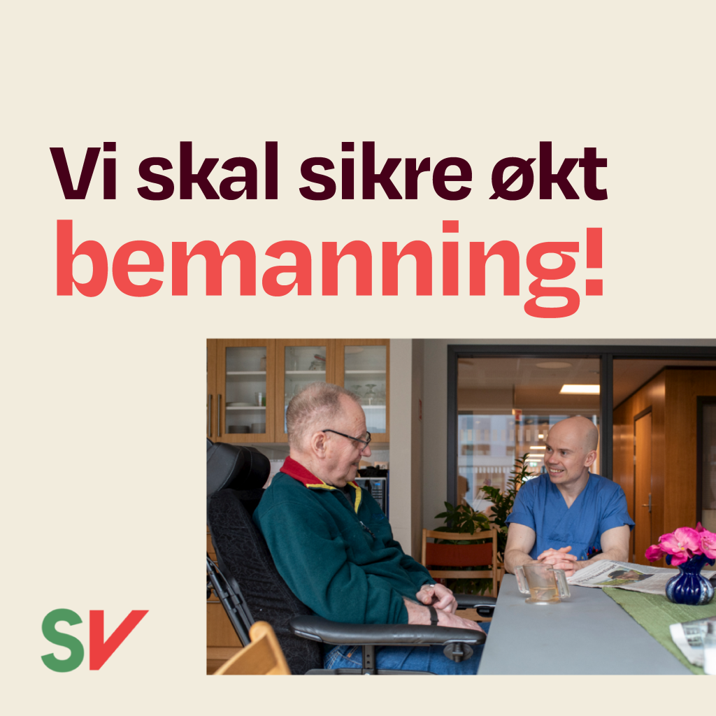 Vi skal sikre økt bemanning! - Rød tekst på hvit bakgrunn, Fotografi av pleier som sitter ved bord med eldre mann, SV-logo. Fotografi.