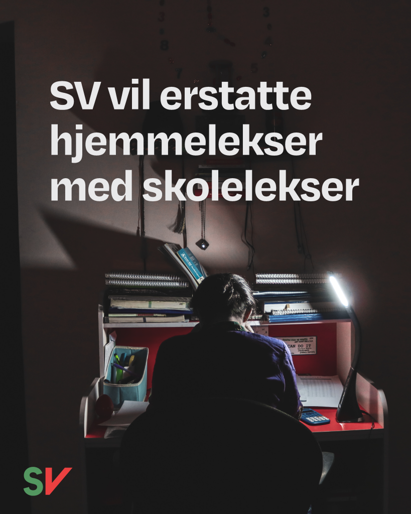 SV vil erstatte hjemmelekser med skolelekser - Hvit tekst på fotografi av kvinne som sitter ved en overfylt pult, SV-logo.