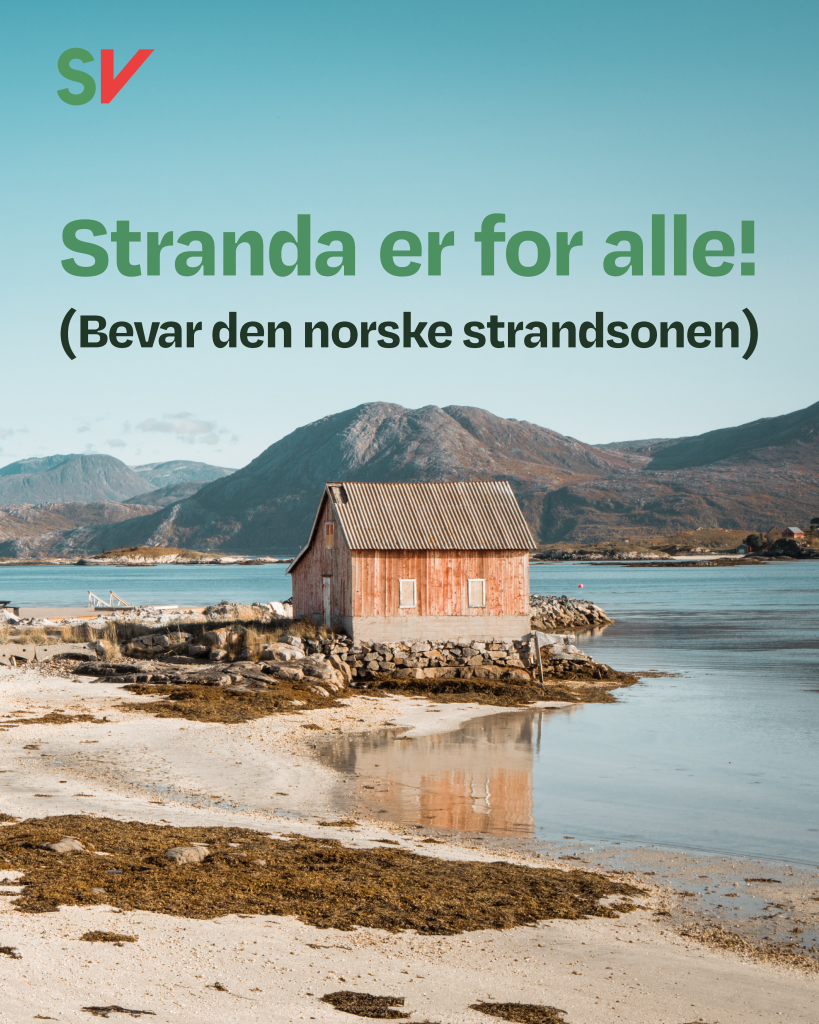 Stranda er for alle! (Bevar den norske strandsonen) - Grønn tekst på fotografi av et naust i strandkanten, SV-logo.