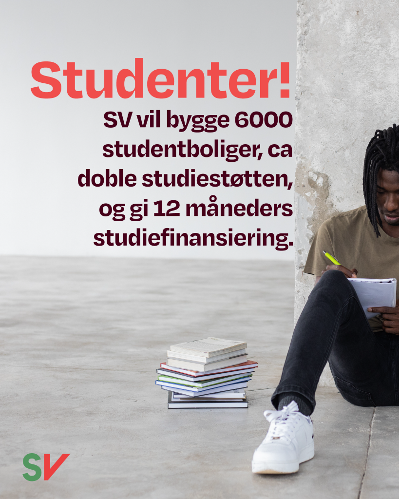 Studenter! SV vil bygge 6000 studentboliger, ca. doble studiestøtta og gi 12 måneders studiefinansiering. - Rød teks på fotografi av mann som sitter på gulvet inntil vegg og noterer i bok med bokstabel ved siden av, SV-logo.