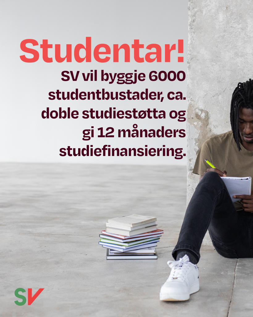 Studentar! SV vil byggje 6000 studentbustadar, ca. doble studiestøtta og gi 12 månaders studiefinansiering. - Rød teks på fotografi av mann som sitter på gulvet inntil vegg og noterer i bok med bokstabel ved siden av, SV-logo.