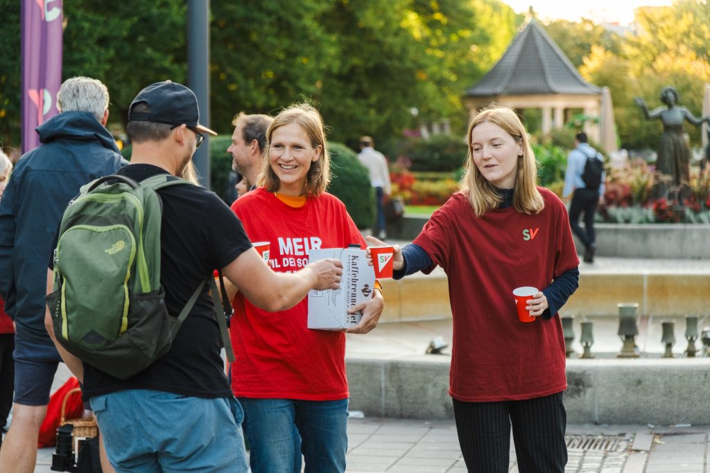 SV-aktivister som deler ut kaffe ved Nationalteateret i Oslo