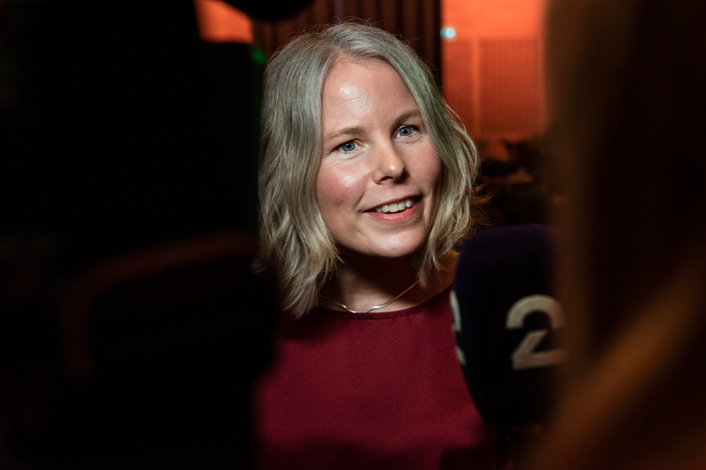 SV-leder Kirsti Bergstø snakker med media. 