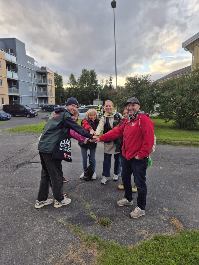 Seks glade aktivister klare for dørbank