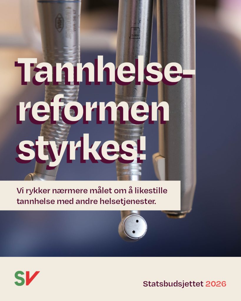 Tannlegeutstyr på blå bakgrunn - Tannhelsereformen styrkes! Mindre tekst: Vi rykker nærmere målet om å likestille tannhelse med andre tjenester. Tekt over foto