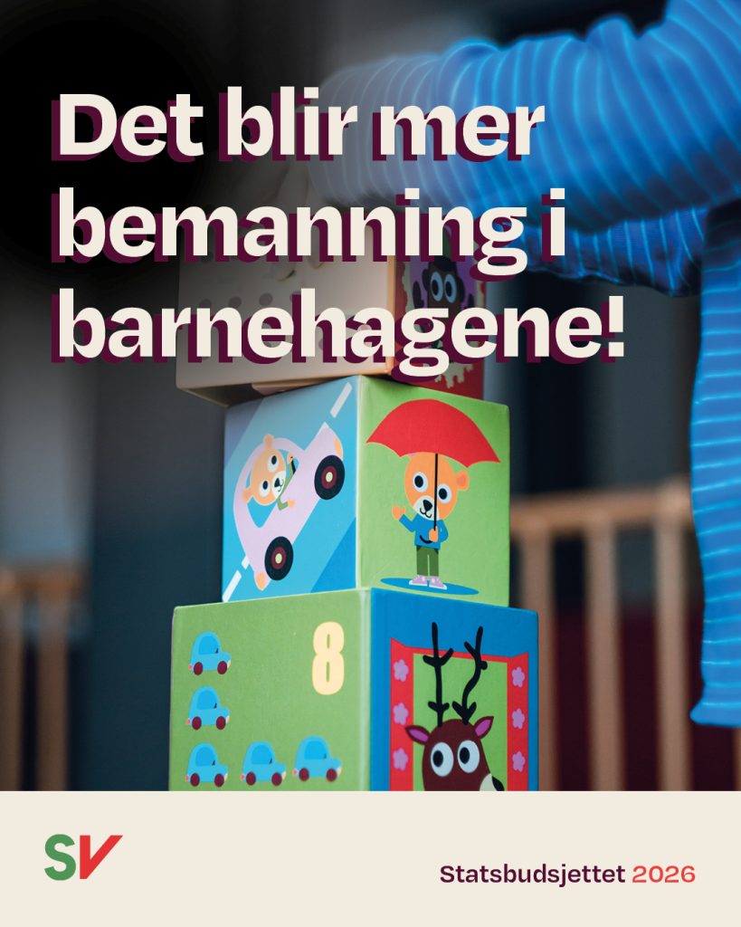 Barn som bygger med klosser - Det blir mer bemanning i barnehagene!. Tekst over foto