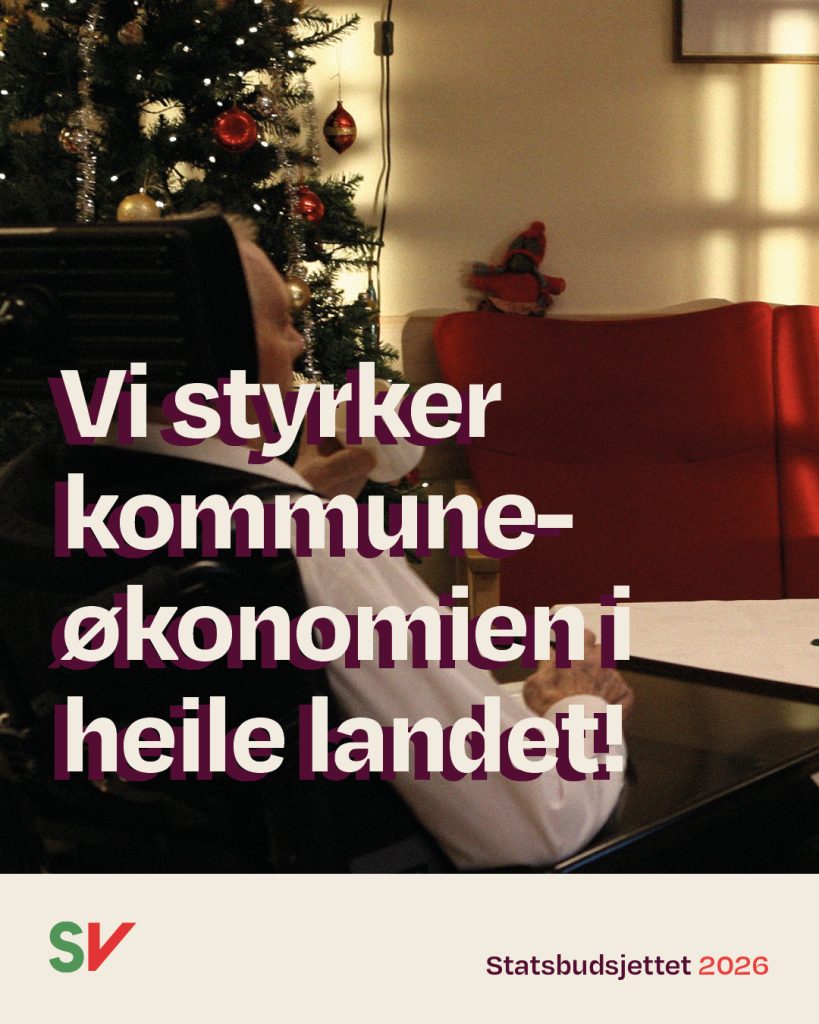 Mann i stol foran et juletre - Vi styrker kommuneøkonomien i heile landet!. Tekst over foto