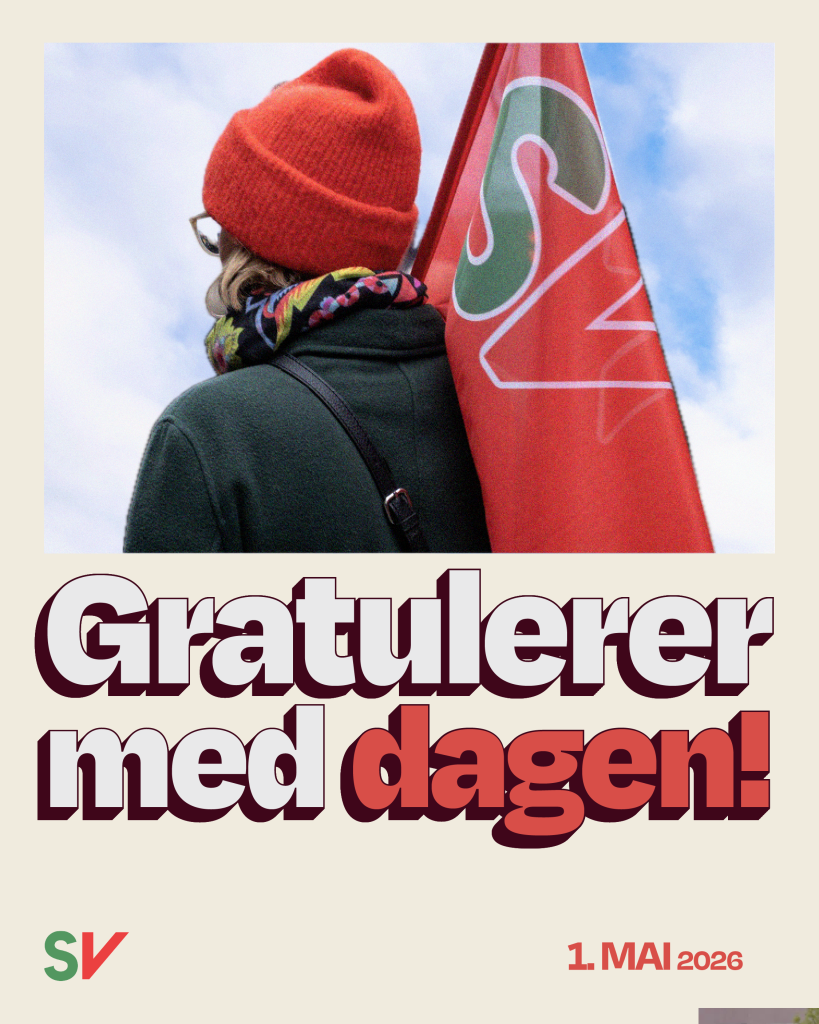Bilde av SV’er med rødt SV-flagg og himmel i bakgrunnen.

Sentrert i bilde med store bokstaver står det, «Gratulerer med dagen!»

Nederst i høyre hjørne står, «1. mai 2026». I det venstre hjørne er en SV-logo