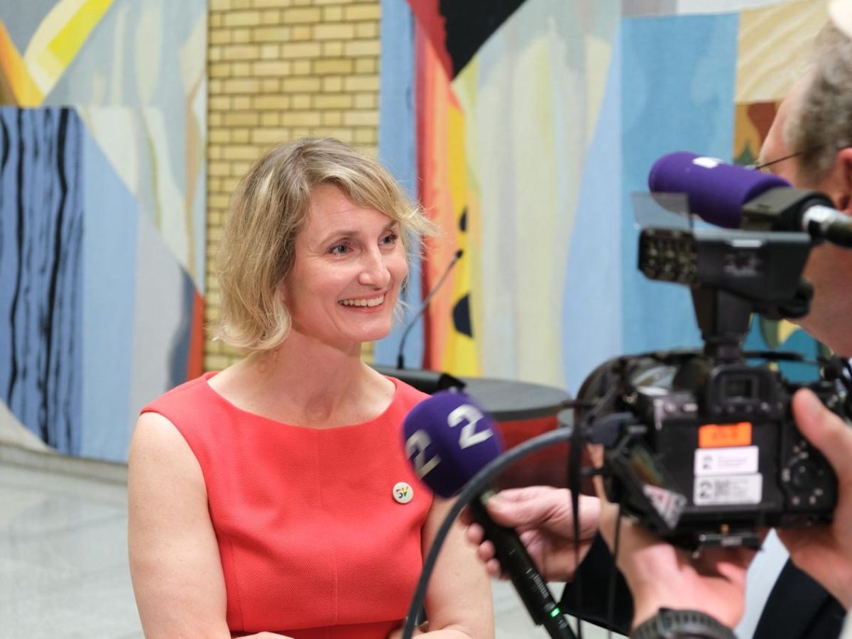 Stortingsrepresentant for SV Marthe Hammer blir intervjuet av TV2. foto