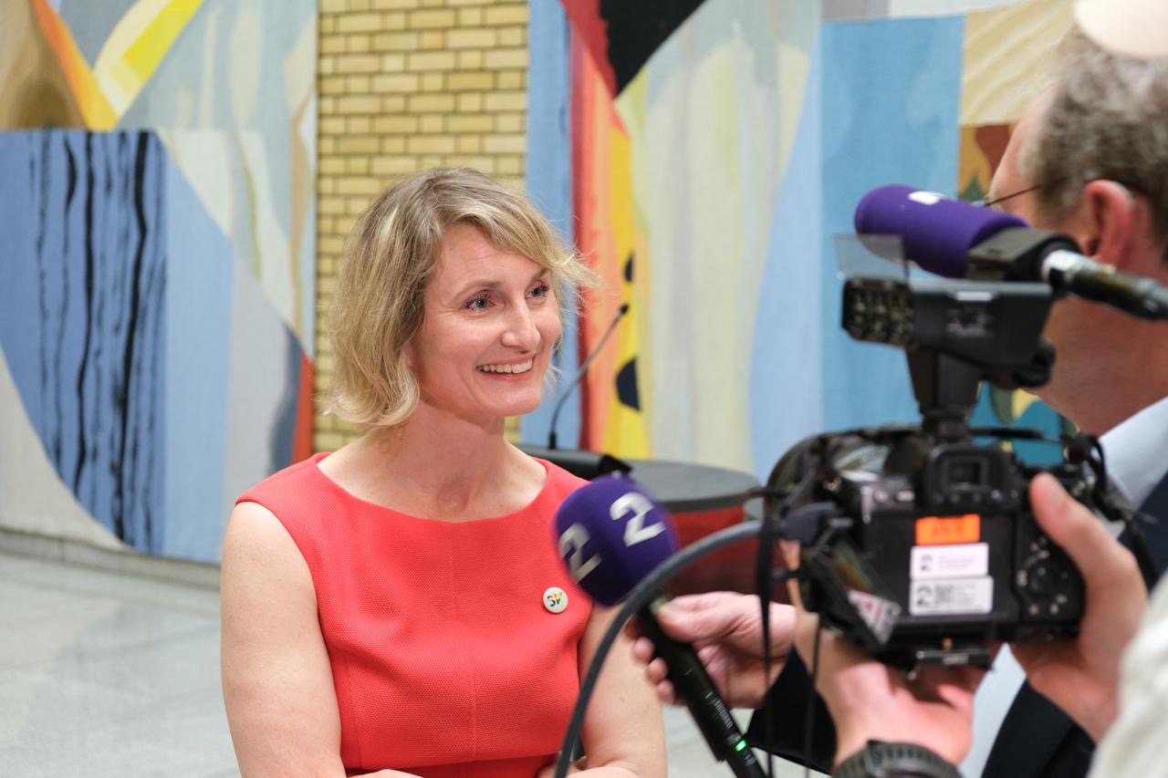 Stortingsrepresentant for SV Marthe Hammer blir intervjuet av TV2. foto